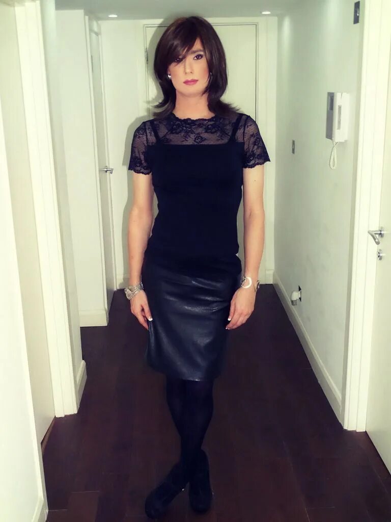 Черный кроссдрессер. Кроссдрессеры. кроссдрессеры в платьях. crossdresser в платье. черное атласное платье кроссдрессер.