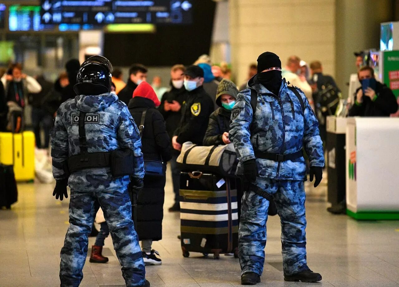 Теракт в аэропорту шереметьево. Угроза взрыва в аэропорту. Аэропорт полиция Россия. Теракт в аэропорту Москвы.