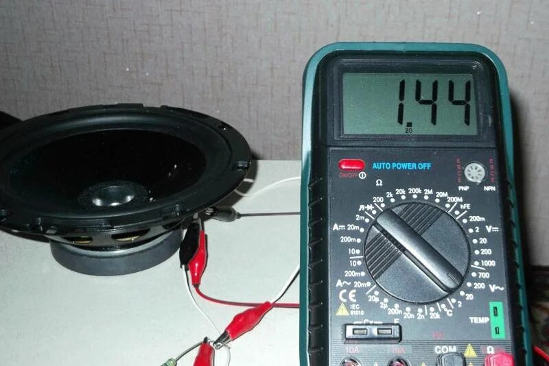 Как понять полярность динамика. Как определить полярность динамика наушников мультиметром. Как проверить динамик. Как проверить динамик мультиметром. Сопротивление динамиков меньше сопротивления усилителя.