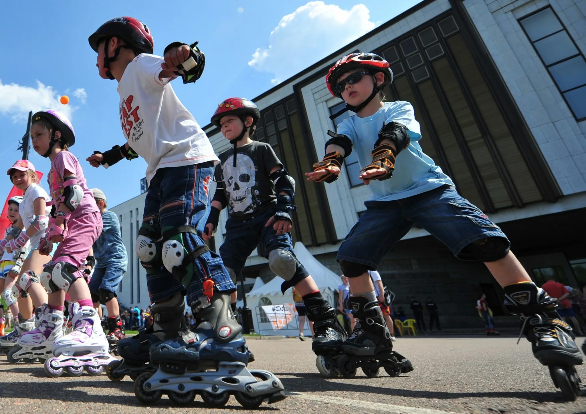 Современные роликовые коньки. Ролики inline skates. Roller на русском. Ролики для катания. Покататься на роликовых коньках.