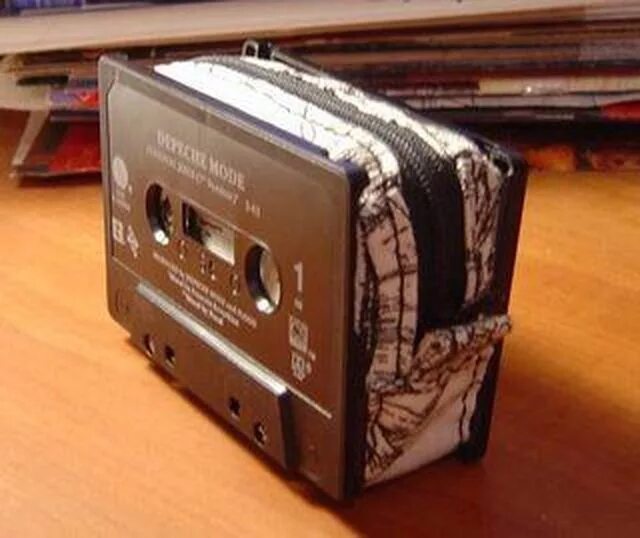 Как сделать кассету. Магнитофонная кассета pv300s. Компакт кассета из VHS. Поделки из кассет. Из аудиокассет.