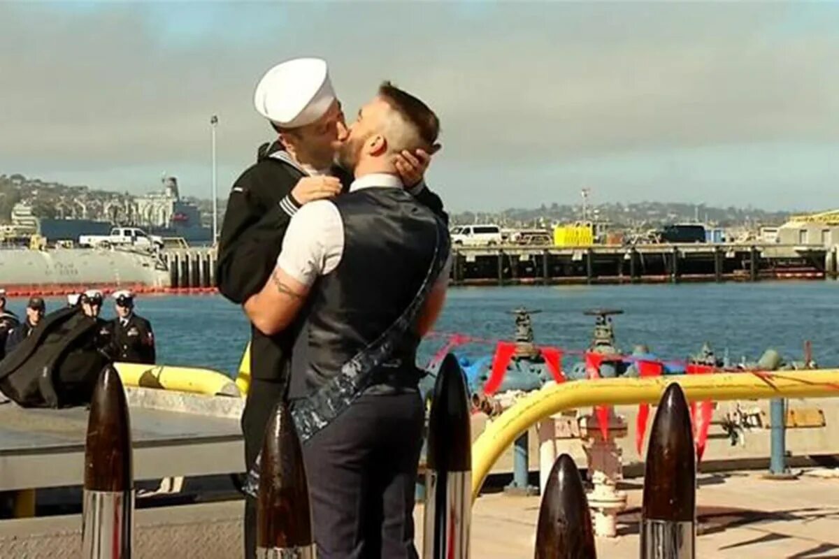 Парень моряк. Двое моряков. Девушка на корабле. Uss gemini (phm-6). Виктор цой юрий каспарян георгий гурьянов.