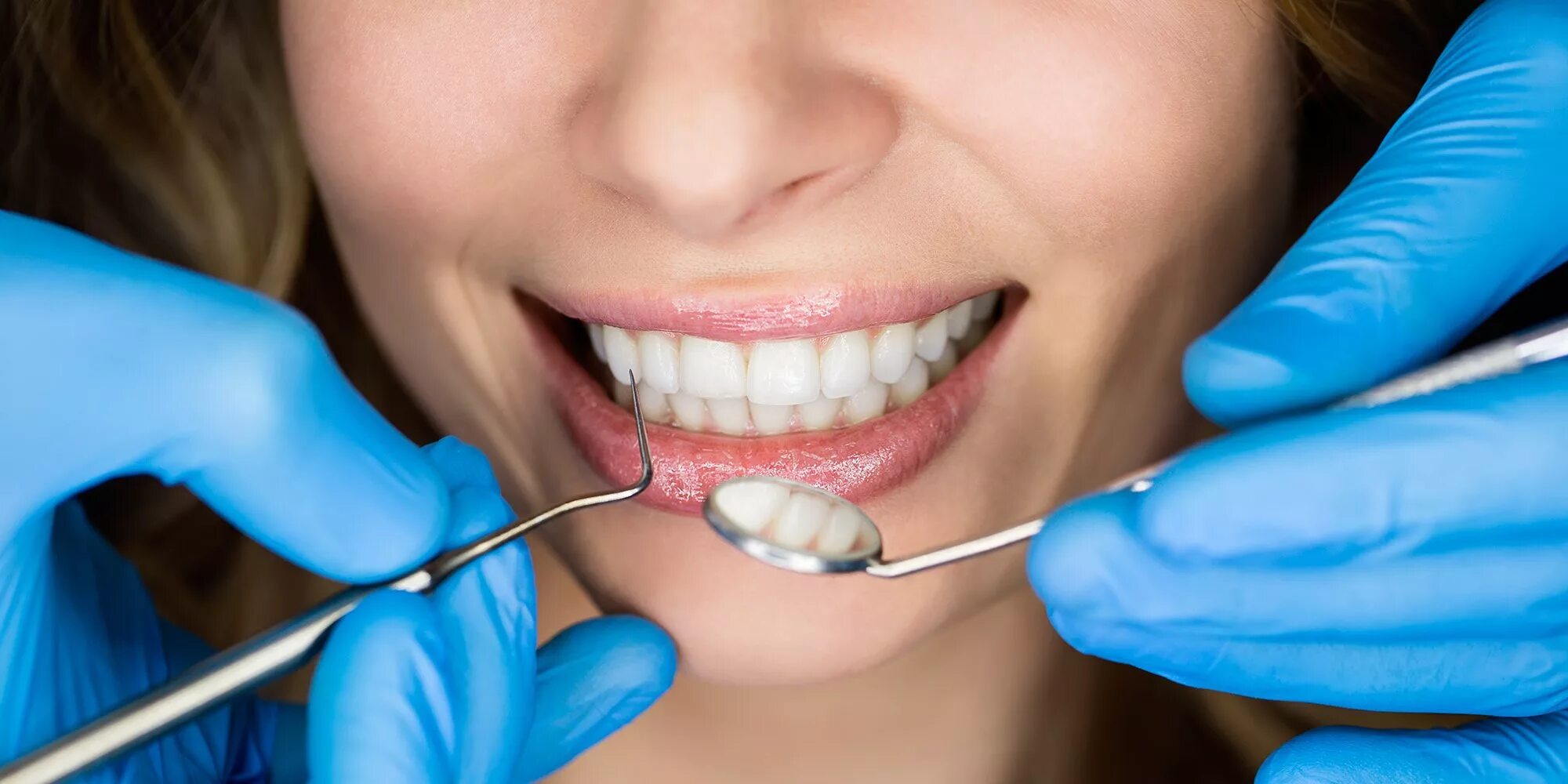 Лечение зубов цена отзывы. Гигиена полости рта в стоматологии. Красивые зубы стоматология. Стоматология имплантация зубов. Импланты ортопедическая стоматология.