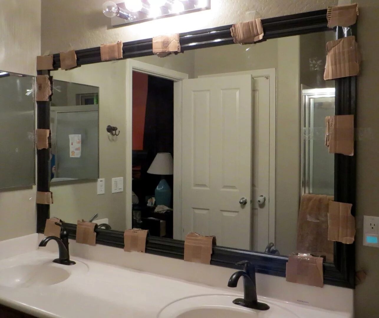 Зеркала кавер. Дизайнерские зеркала в ванную. Полка под зеркало в ванную. Люк зеркало в ванную комнату. Люк за зеркалом в ванной.