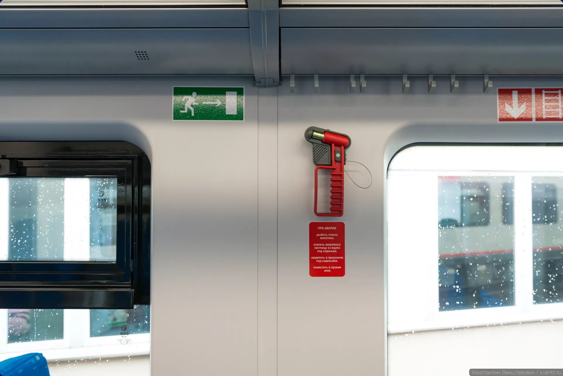В каких вагонах аварийный выход. Аварийные окна в поезде. Вагон поезда аварийные окна. Окно аварийного выхода в поезде. Окно электрички.