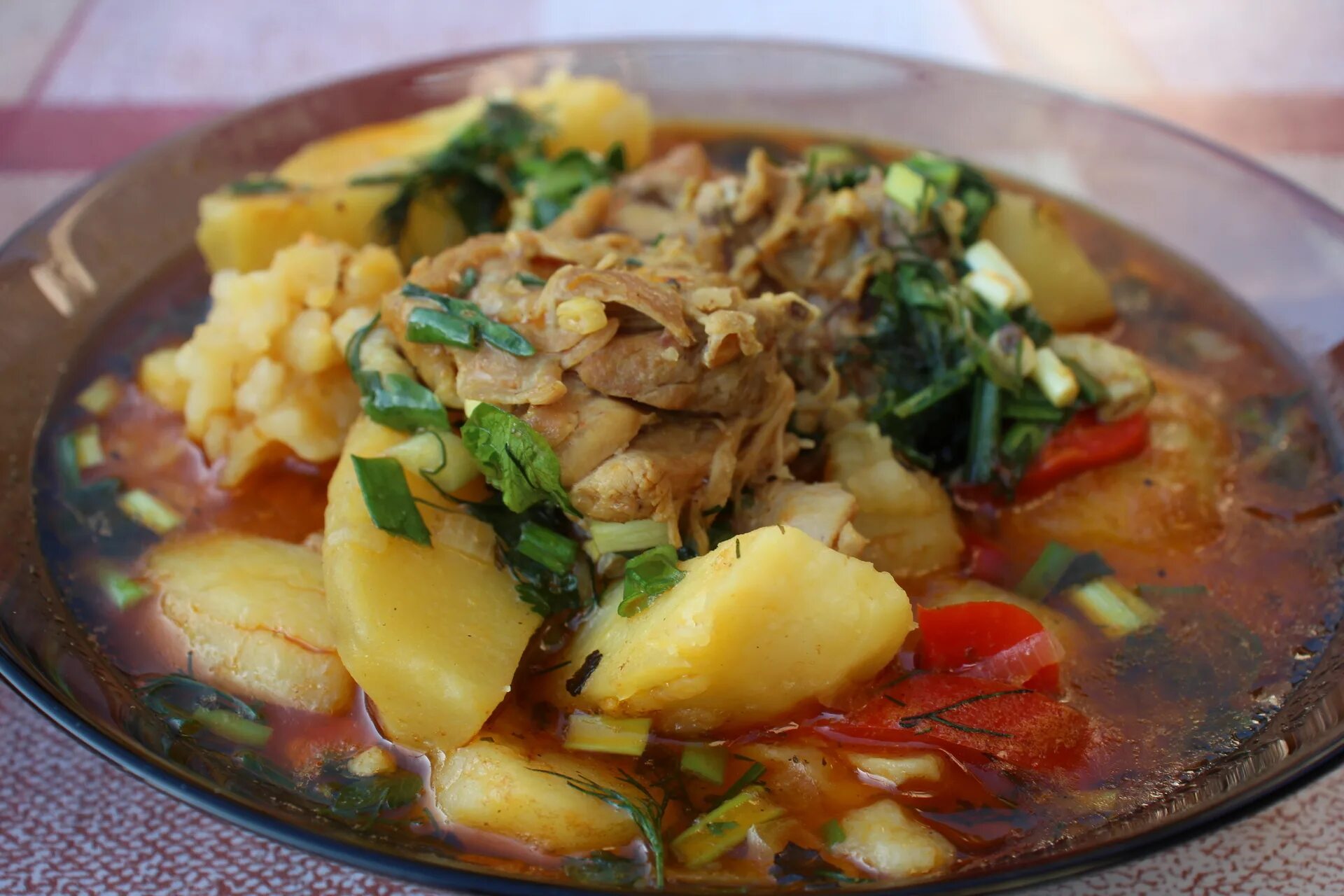 Суп с мясом курицы и картошкой. Бозартма азербайджанская. суп бозартма. азербайджанская бозартма бозартма из курицы. домляма узбекская.