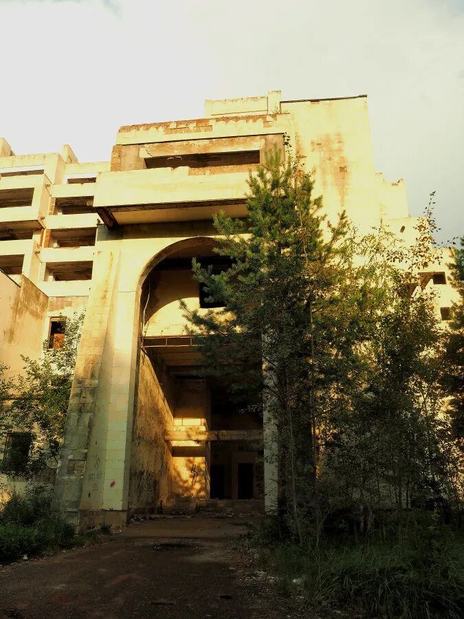 Цхалтубо город заброшенных санаториев. Заброшенное здание санаторий калязин. Цхалтубо грузия санаторий. Цхалтубо санаторий металлург. Цхалтубо грузия санаторий.
