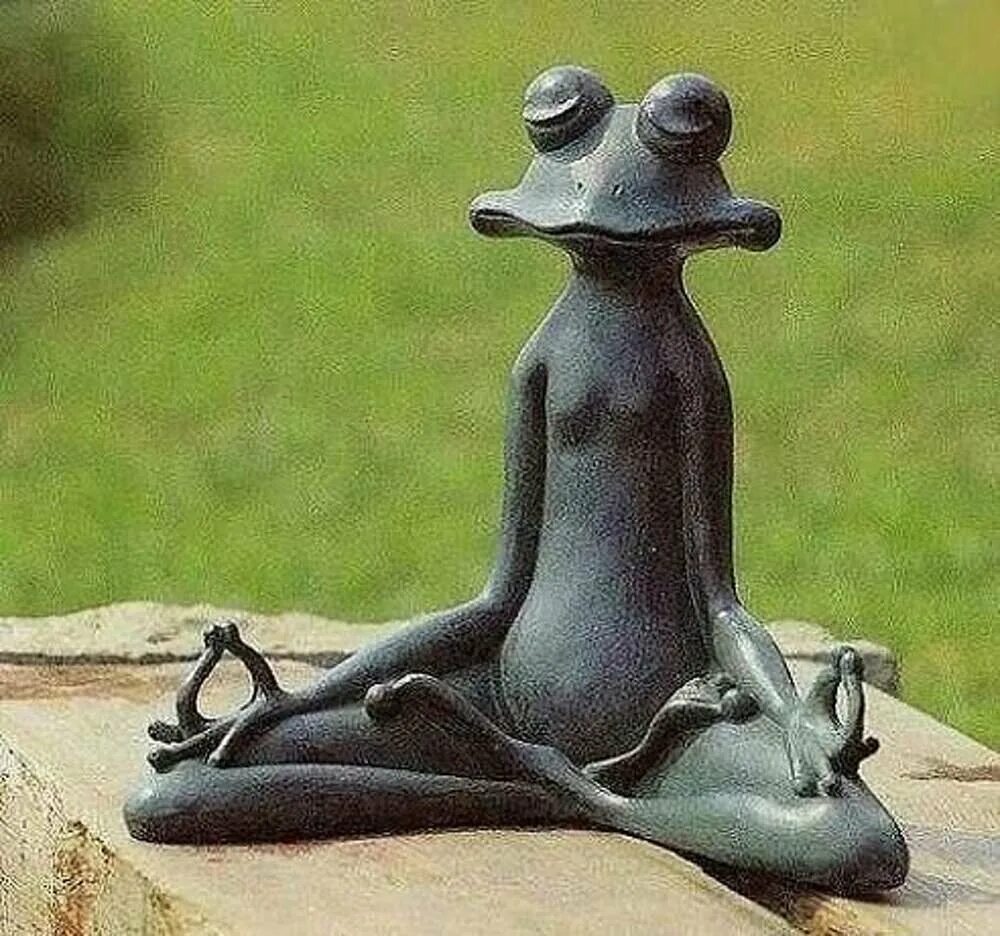 Я весел я спокоен. Скульптуры медитирующие лягушки. Жду отпуск. Необычные скульптуры для сада. Лягушка в медитации.