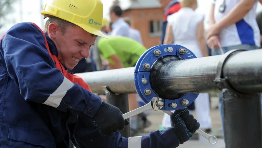 жилищно-коммунальное хозяйство. сотрудники фонда капремонта. гидравлические испытания системы отопления. подготовка котельной. жкх.