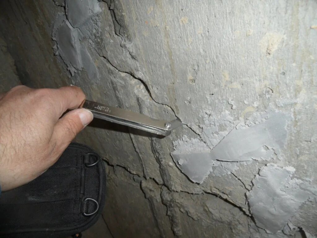 Трещина проверка. Трещина в стене. Трещины в цокольной части здания. Трещины в фундаменте. Трещины в перегородках.