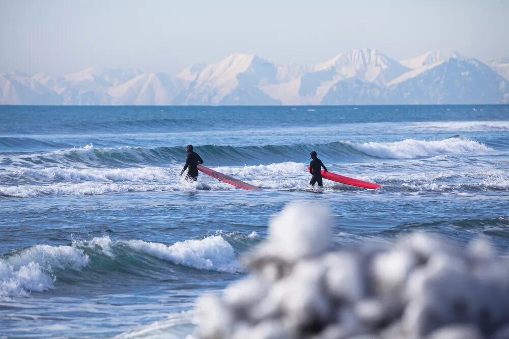 Surf forecast. Халактырский пляж Камчатка серфинг. Серфинг в тихом океане Камчатка. Камчатка Халактырка серфинг. Халактырский пляж зимой Камчатка.