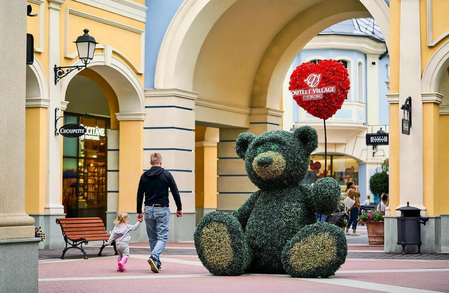 Outlet санкт петербург. Outlet Village Pulkovo в Санкт-Петербурге. Аутлет Виладж Дубай. Бари аутлет Вилладж. Трогательный аутлет в Питере.