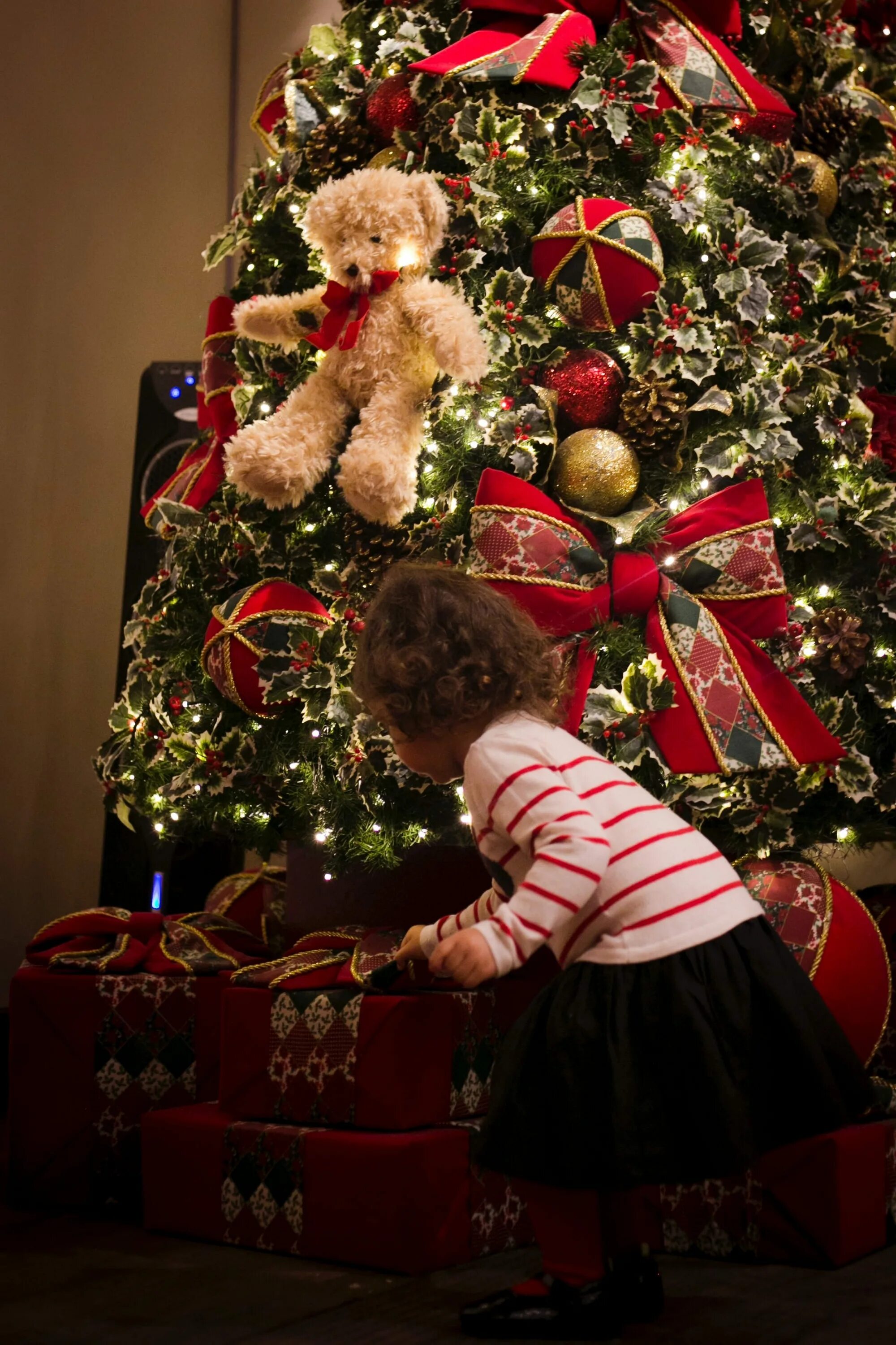 Подарки под ёлкой. Дети под елкой. Дети наряжают елку. Под елочкой.