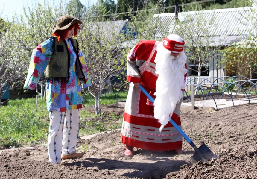Новый год в огороде. Новогоднее украшение двора. Зимнее украшение сада. Новогодние украшения для улицы. Новогодняя елка во дворе.