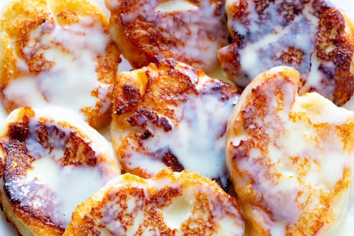 сырники со сгущенкой рецепт. сырники со сгущенным молоком. сырники со сгущенным молоком. сырники с варёной сгущёнкой. вареные сырники.