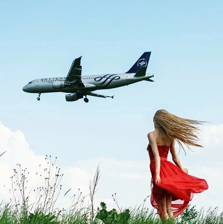 Внутренняя свобода. Не мешайте полетать. Счастье полет. Девушка на крыле самолета. Вингсьют парашютный спорт.