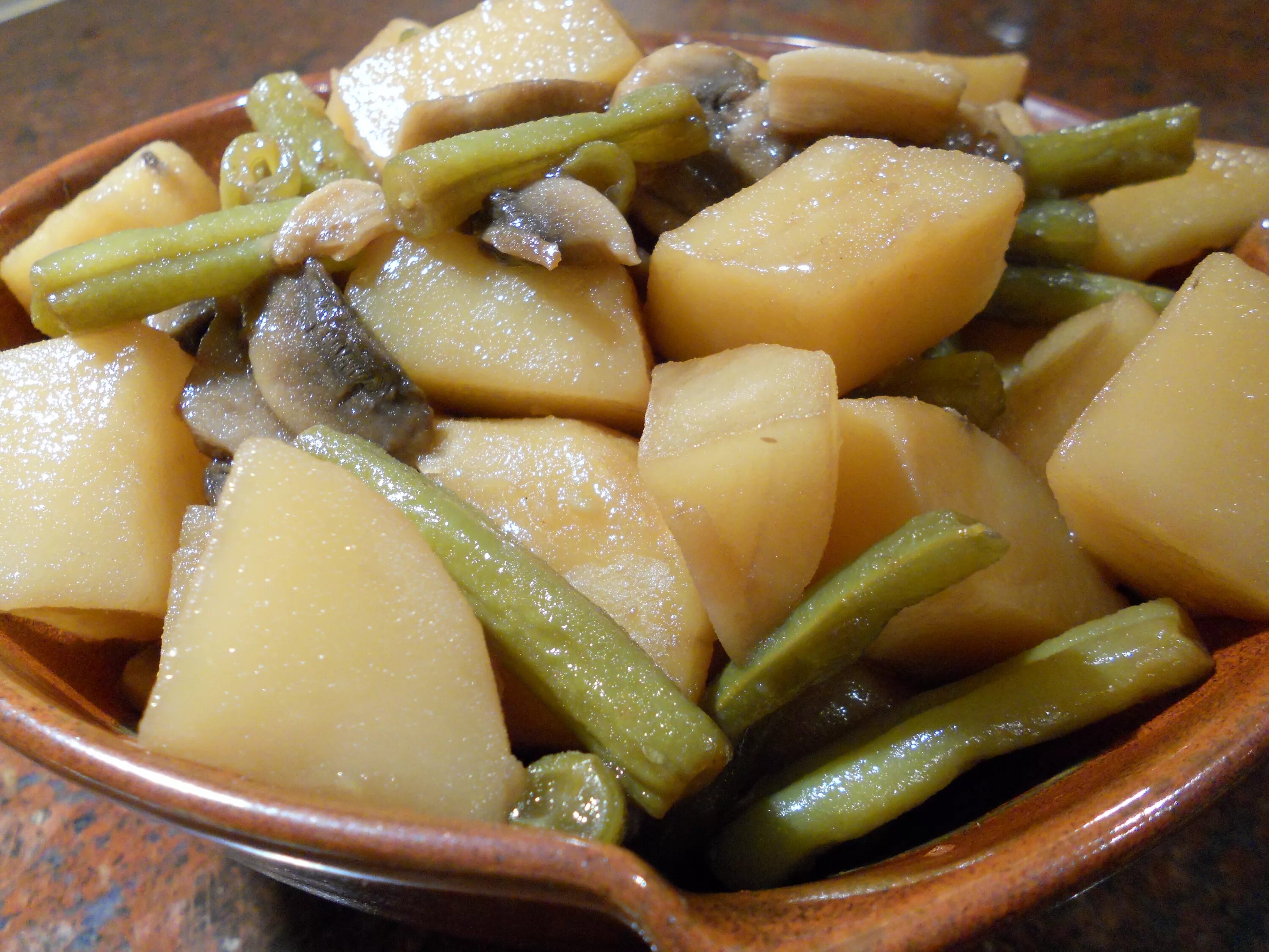 Картошка с фасолью калорийность. Картошка со стручковой фасолью. картошка тушёная с фасолью стручковой. картошка тушеная со стручковой фасолью и овощами. постная тушеная картошка.