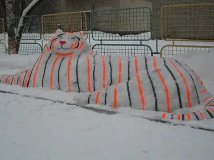 Гусеница из снега в детском