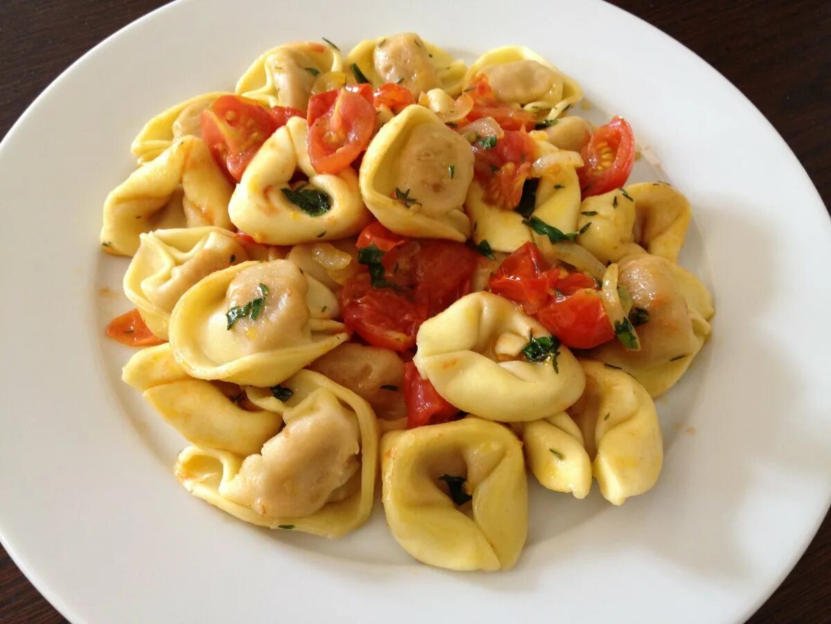 Пельмени с помидорами и сыром. Тортеллини Италия. Тортеллини (Tortellini). Паста Tortellini – Тортеллини. Равиоли и Тортеллини.