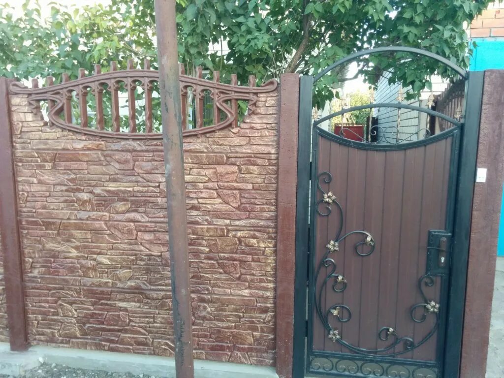 Калитки для забора с ковкой. Калитка с элементами ковки. калитка металлическая для забора. калитка из профнастила с элементами ковки. калитка с коваными элементами.