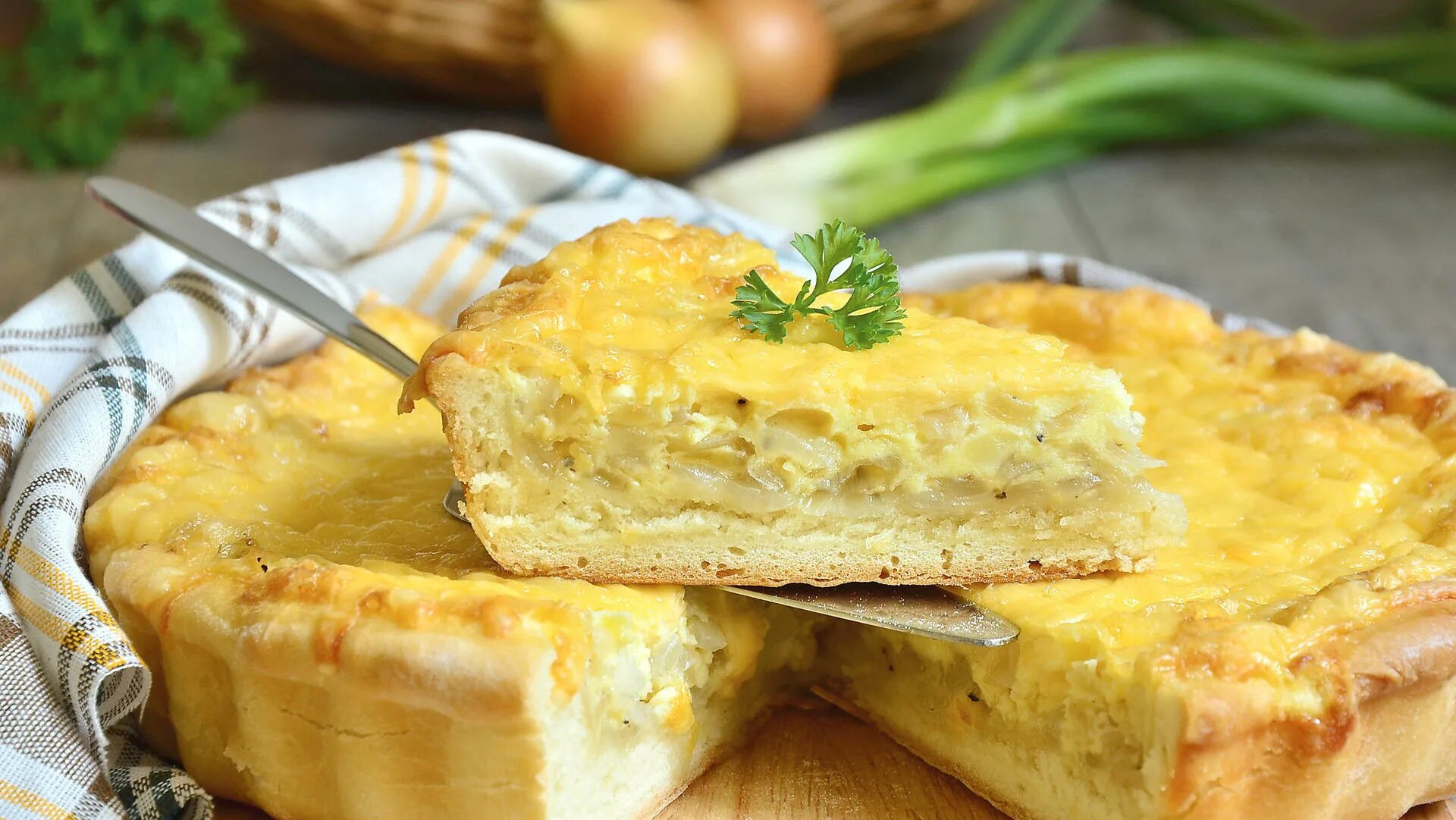 Простейший луковый пирог. Луковый пирог с сыром. французский луковый пирог. луковый пирог с плавленными сырками. луковый пирог с плавленным сыром.