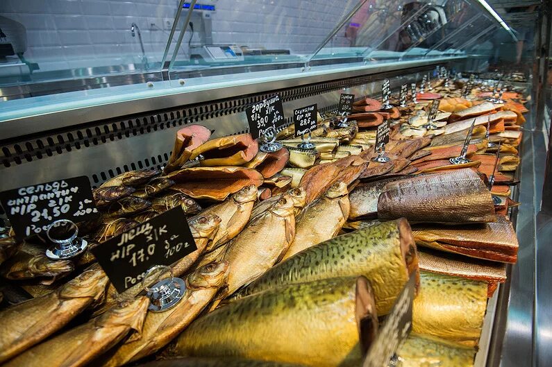 Хасанский рынок рыбный отдел. Витрина с рыбой. Выкладка рыбы в магазине. Рыбный прилавок. Рыбный магазин московский