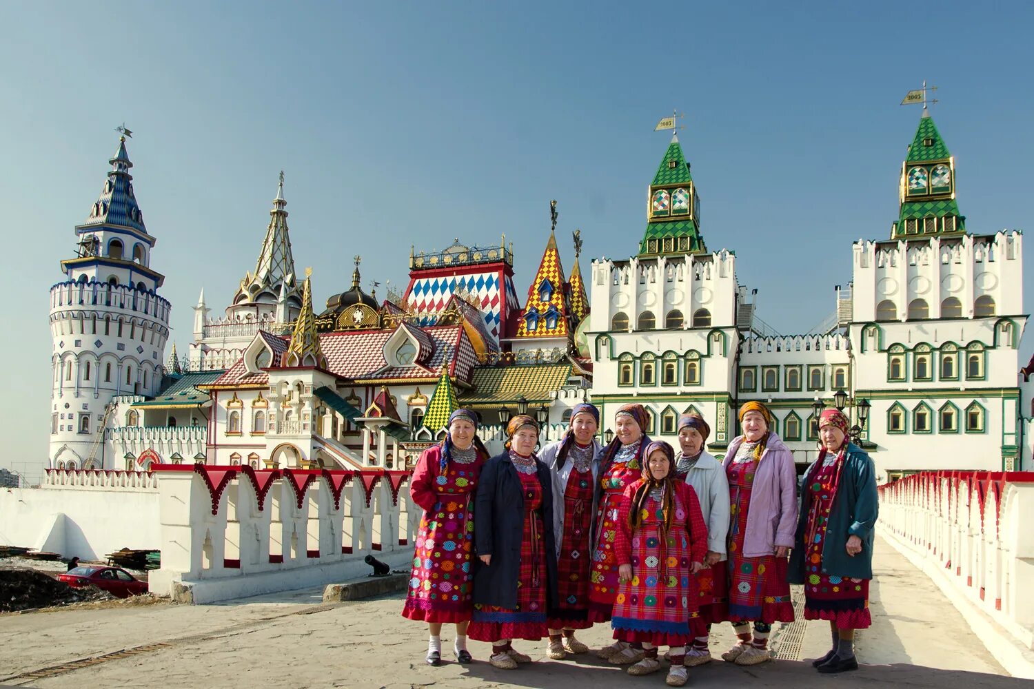 Сколько стоит кремлевская в. Измайловский Кремль. Кремль в Измайлово. Народные картины Измайлово музей. Измайловский Кремль фотосессия в народных костюмах.