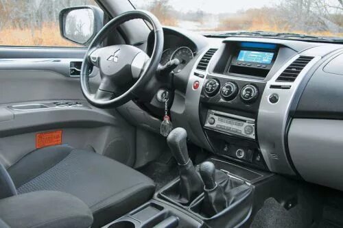 Mitsubishi pajero механика. Салон паджеро спорт 2 митсубиси механика. mitsubishi pajero sport 3 салон механика. митсуба паджеро на механике. митсубиси паджеро 2 салон механика.