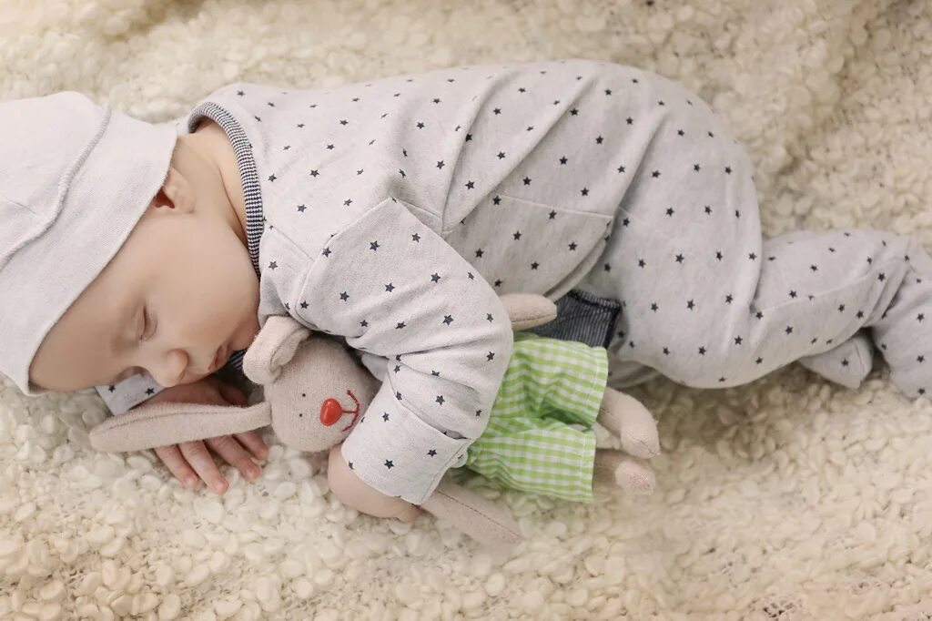К чему снится новорожденный мальчик на руках. Спящий ребенок. Одежда для новорожденных детей. Спящие малыши.