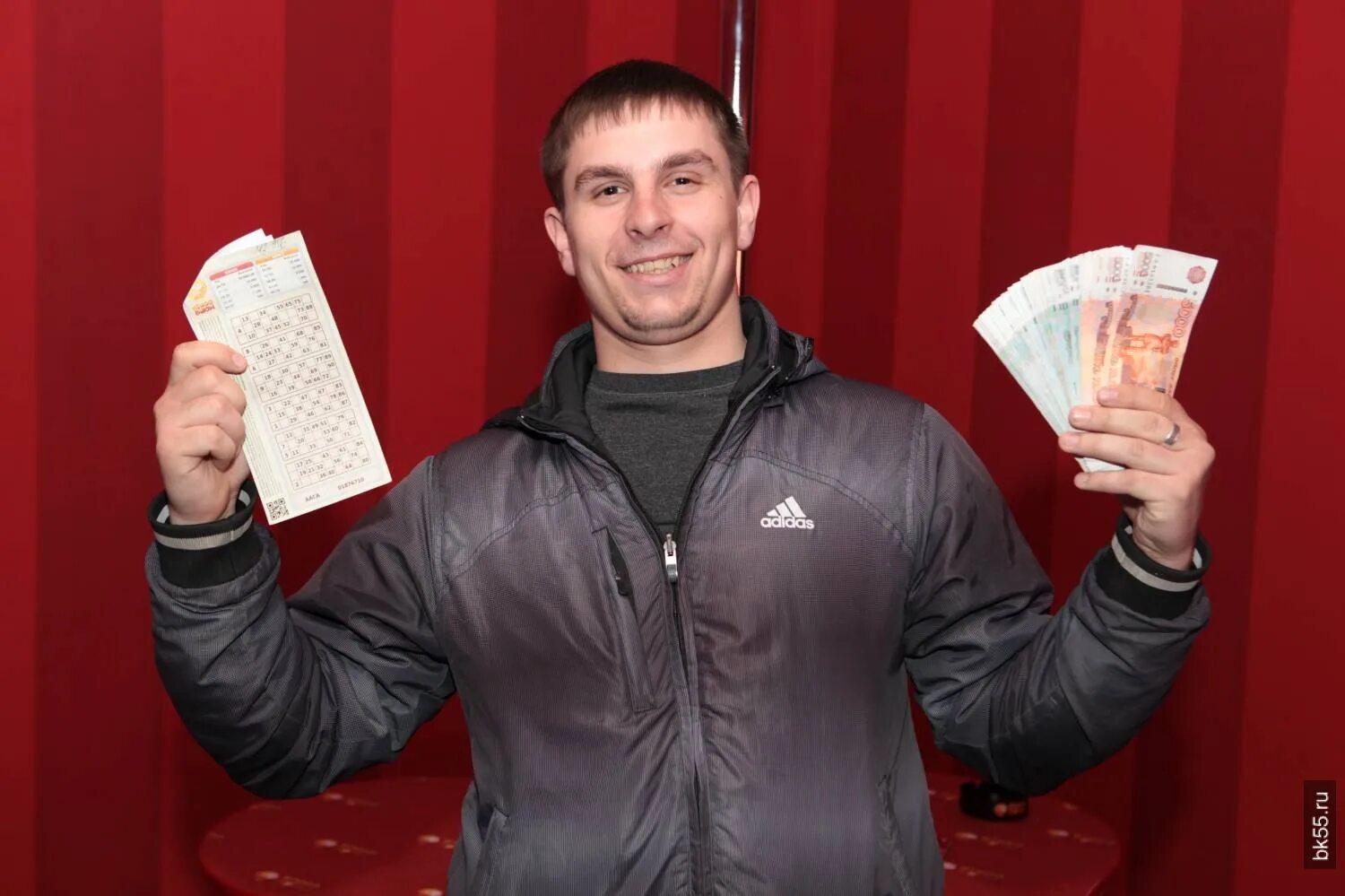 Победители лотереи омская область. Выиграл деньги. Выигрыш денег. Человек выиграл деньги. Выиграл миллион.