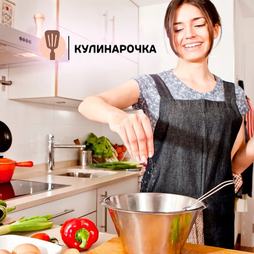 Женщина на кухне. Фотосессия на кухне. Готовка на кухне. Фотосессия на кухне готовка. Домработница готовит