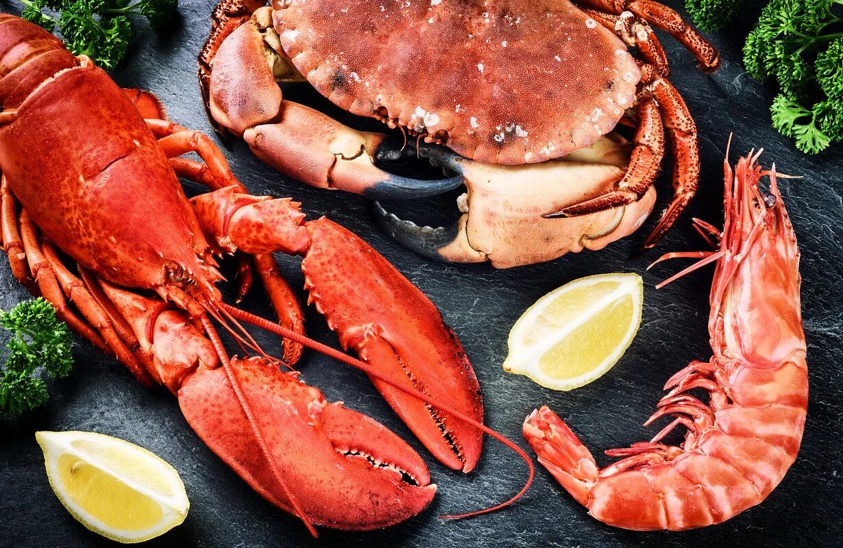 Ракообразные пища. Омар краб лобстер. Омары и лангусты. Морепродукты крабы лангусты омары. Лобстер (омар) морепродукты.