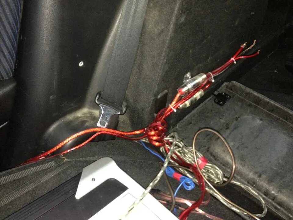 Alpine amp e39 сабвуфер. Протяжка акустических проводов приора. Протянуть сабвуфер. Усилители в багажнике passat b6. Силовой провод гранта плюс.