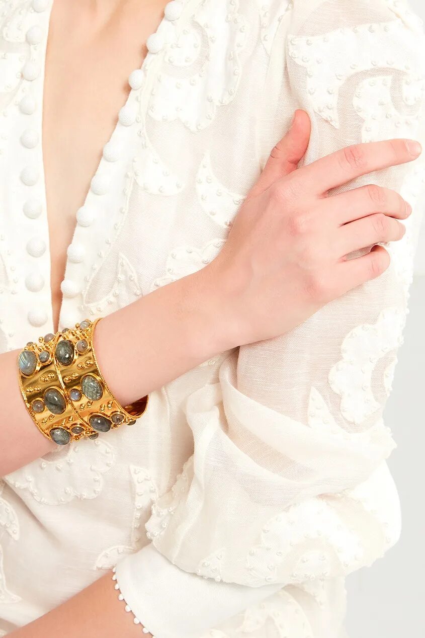 Массивные браслеты. Ногти и браслеты массивные. Массивные браслеты на руках взрослой женщины арт.