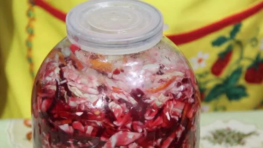 Свекла на зиму с уксусом. Квашеная капуста в банке. квашеная капуста со свеклой. квашеная капуста со свеклой на зиму. красная квашеная капуста.