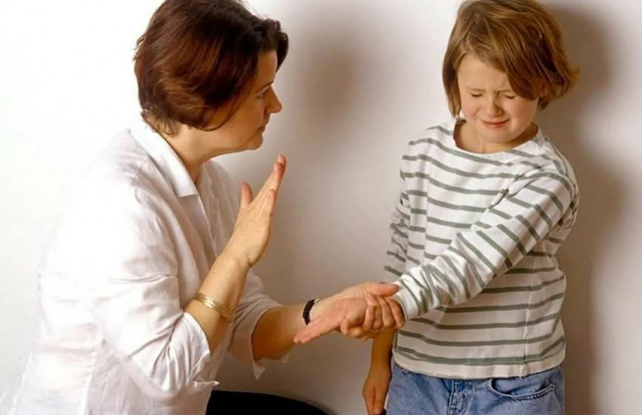 Можно бить ребенка по рукам. Взрослый бьет ребенка. Можно бить ребенка по рукам. Нельзя бить детей. Почему нельзя бить детей.