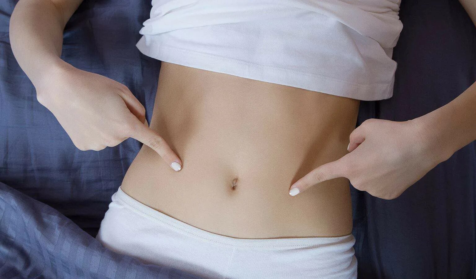 Жирок на боках. Лишний вес на животе. Джинсы не застегиваются на животе. Детский пухлый животик. Девятилетней девочке мешает живот.