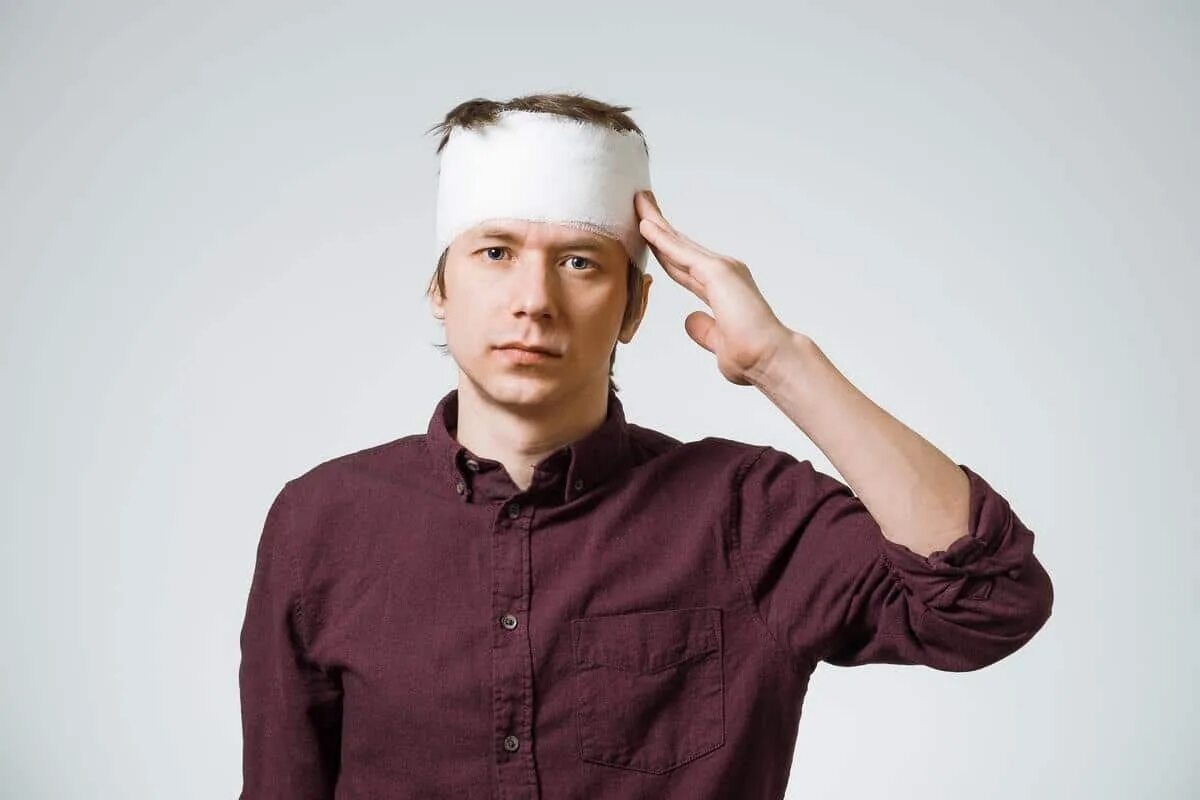 люди с повязкой на голове