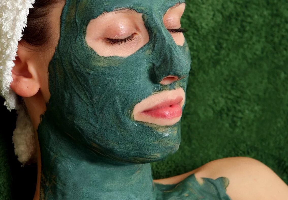 Зеленеет какое лицо. Маска для лица. Маска для лица/зеленая. Маска косметическая зеленая. Глиняная маска для лица.