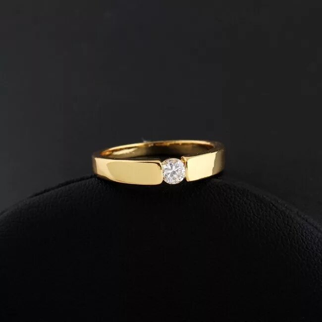 Серебряное кольцо. Обручальные кольца с бриллиантами внутри. Кольцо круглое. Кольцо с круглым камнем. Кольцо с камнем внутри кольца.