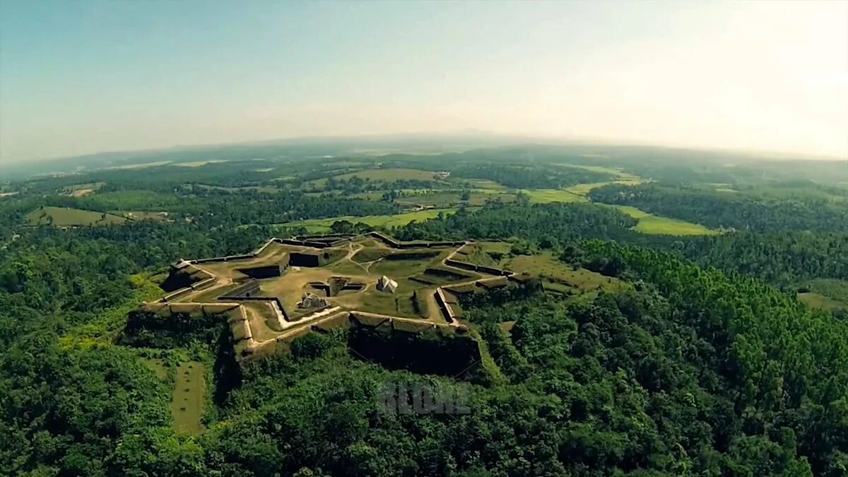 Форт манджарабад. Буртанж Нидерланды. Бастионная крепость. Крепость Форт Вильям Индия.