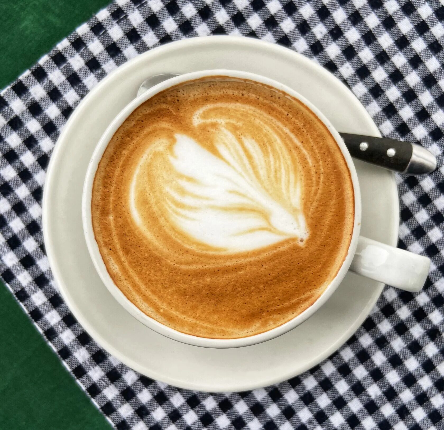 Вкусно и точка капучино. Капучино вкусно и точка. Капучино вкусно и точка фото. Капучино в стаканчике вкусно и точка. Стаканчик вкусно и точка.