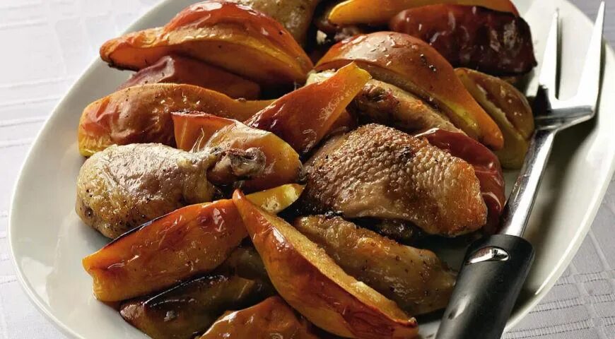 Утка кусочками рецепты приготовления. Гусь в духовке кусочками. Утка кусочками в духовке. Утка кусочками рецепты приготовления. Утиные окорочка на сковороде.
