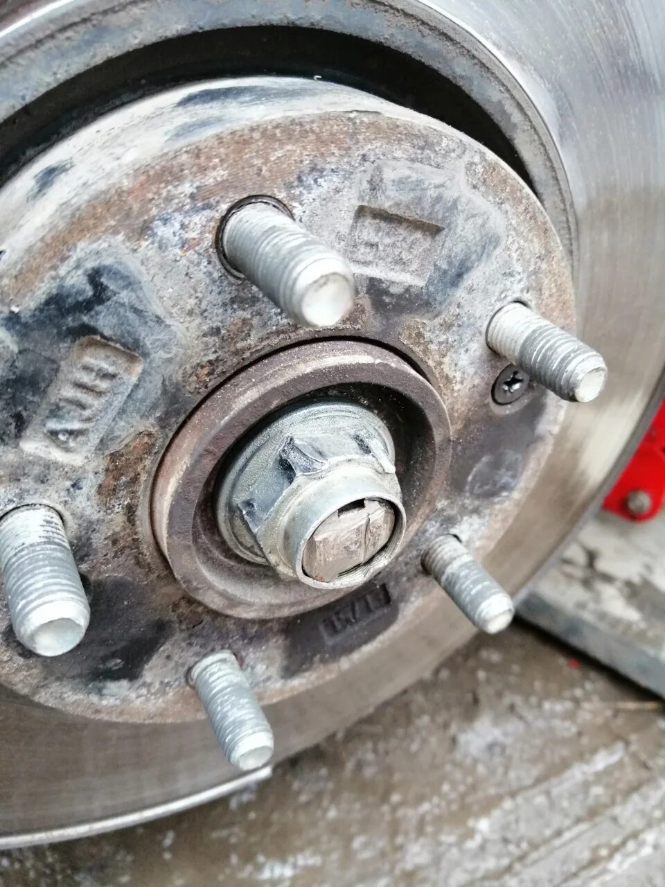 Болт передней ступицы ваз 2106. Как затягивать гайку ступицы. Форд фьюжн гайка заднего барабана. Момент затяжки подшипника передней ступицы. Ступичные гайки шевроле лачетти.