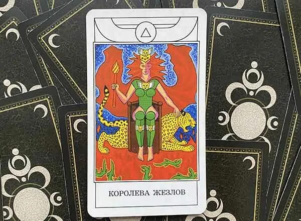 Королева мечей и королева жезлов сочетание таро. Королева жезлов таро тота. королева посохов таро тота. королева в картах таро тота. дама жезлов таро тота.
