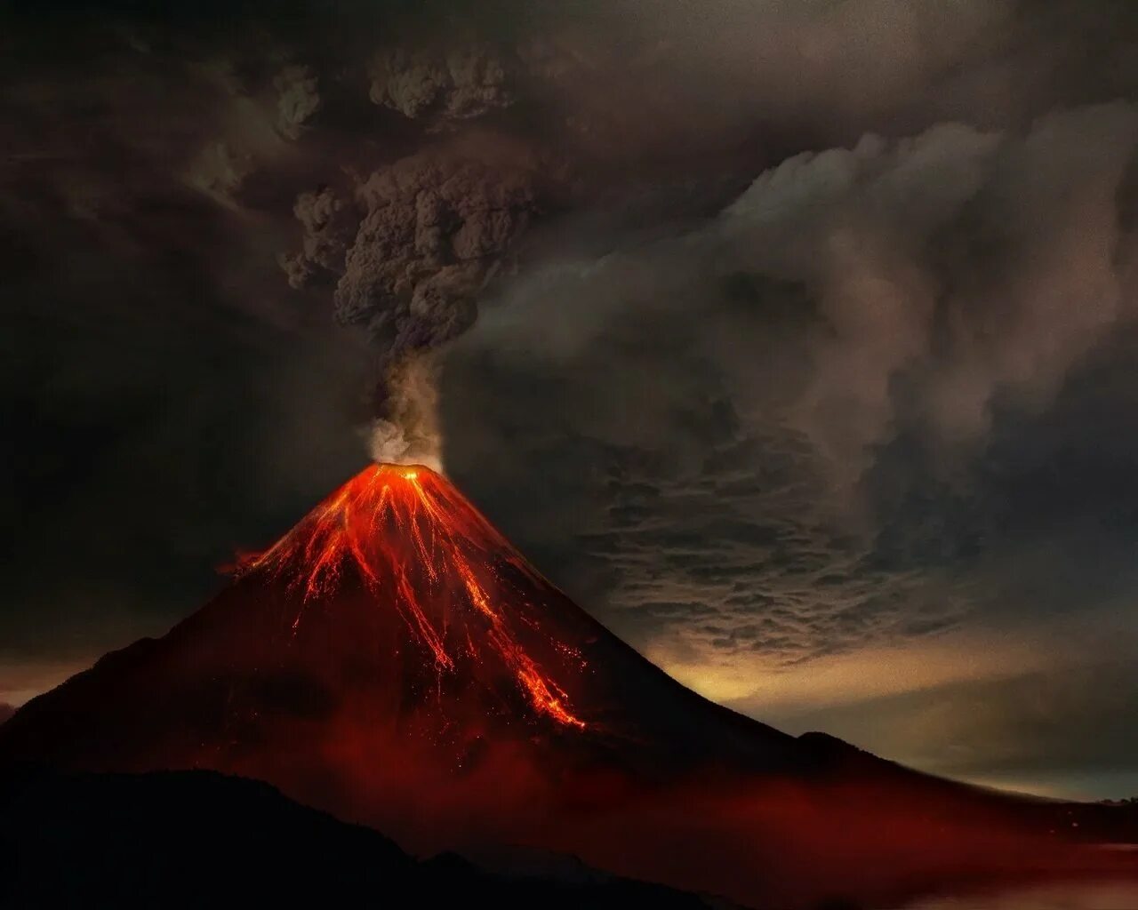 Вулкан спины. Человек на фоне вулкана. Природном парке "вулканы камчатки". Вулкан сангай в эквадоре. Авачинский вулкан камчатка.