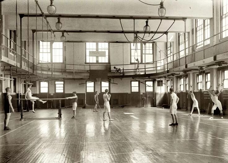 Старый спортивный зал. 1940-е. Старинный спортзал. Old boxing gym. Гимнастический зал титаника.