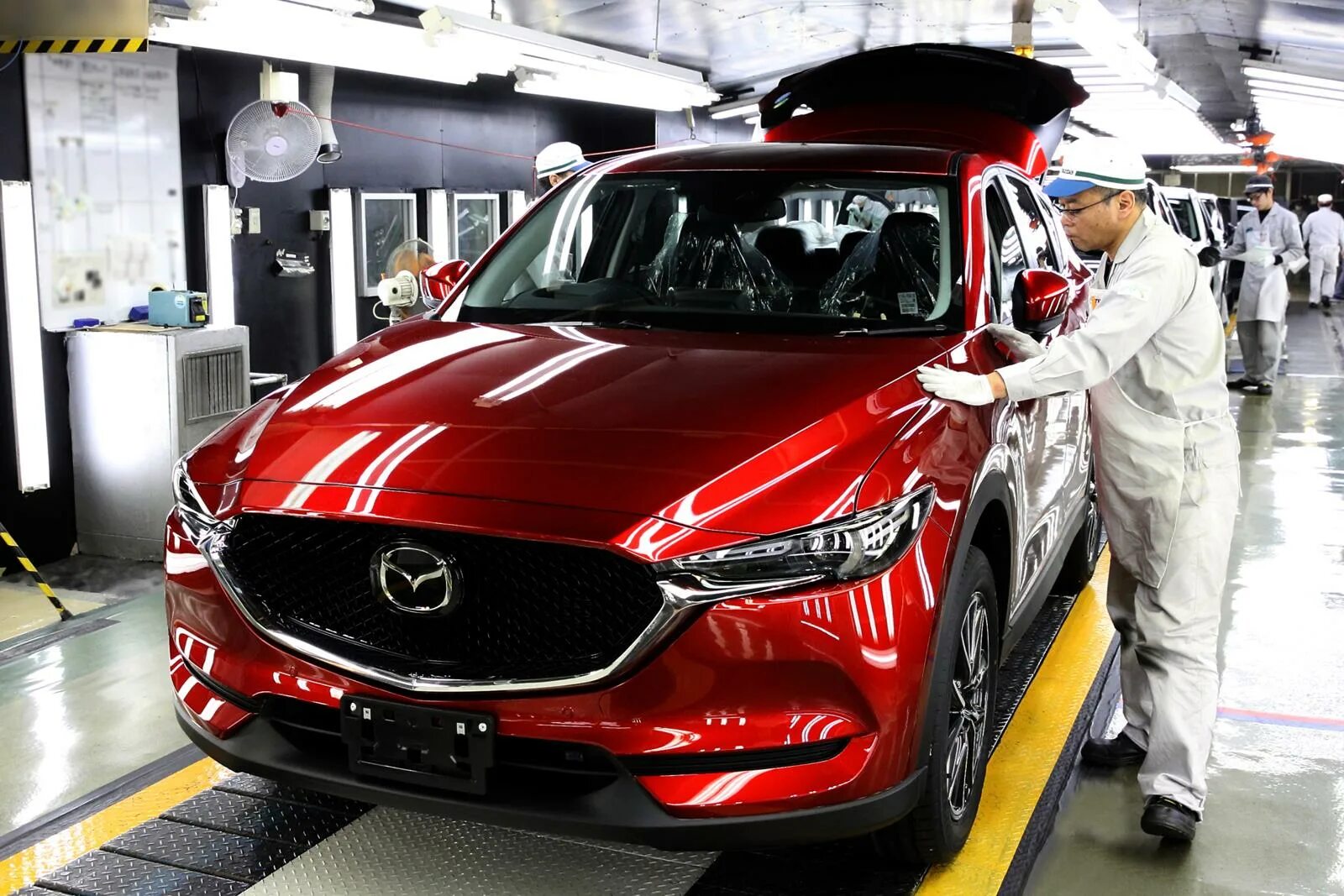 Японские производители машин. Мазда сх5 и Соллерс. Завод Mazda в Японии. Японская Mazda cx5. Мазда СХ-5 Япония.