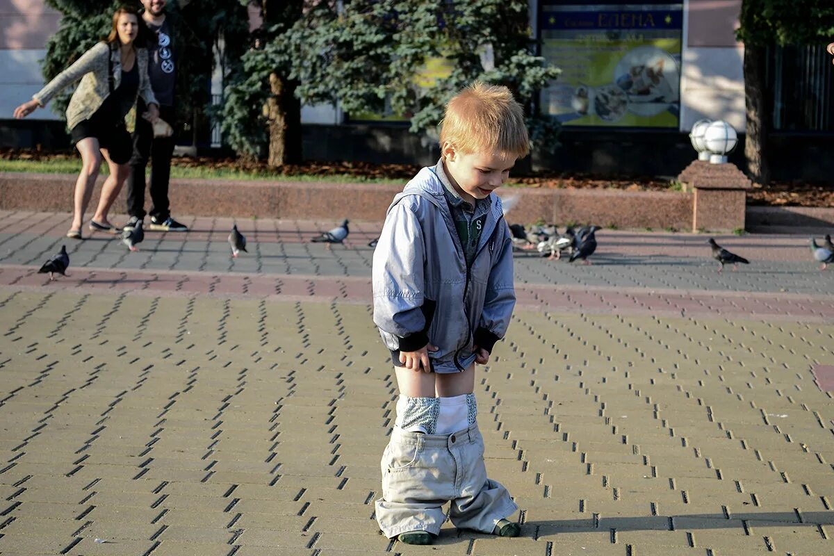 Шутки про куртку. Малыш в кепке и кроссовках. Продавец детской одежды. Райана ясин одежда детская. На вырост исключение.