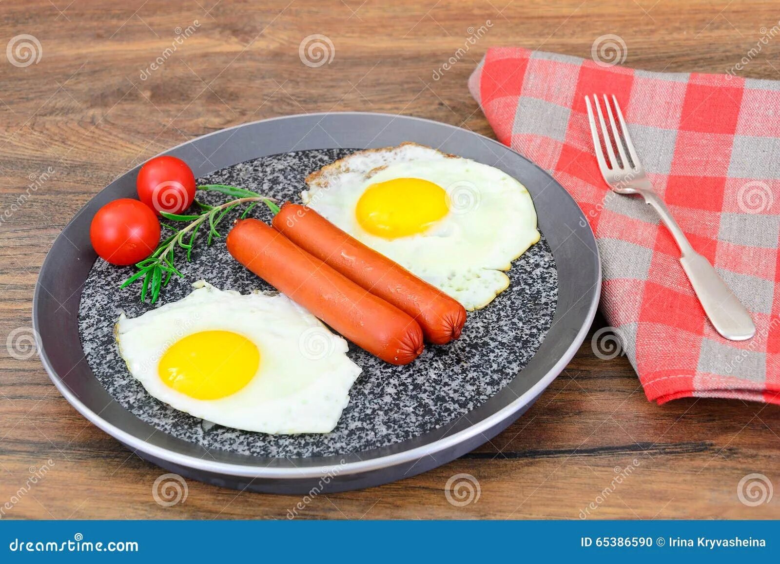 Яйцо в сосиске к завтраку. Традиционный английский завтрак. Яичница глазунья с сосиской. Яичница с сосисками калории. Завтрак сосиски с горошком.